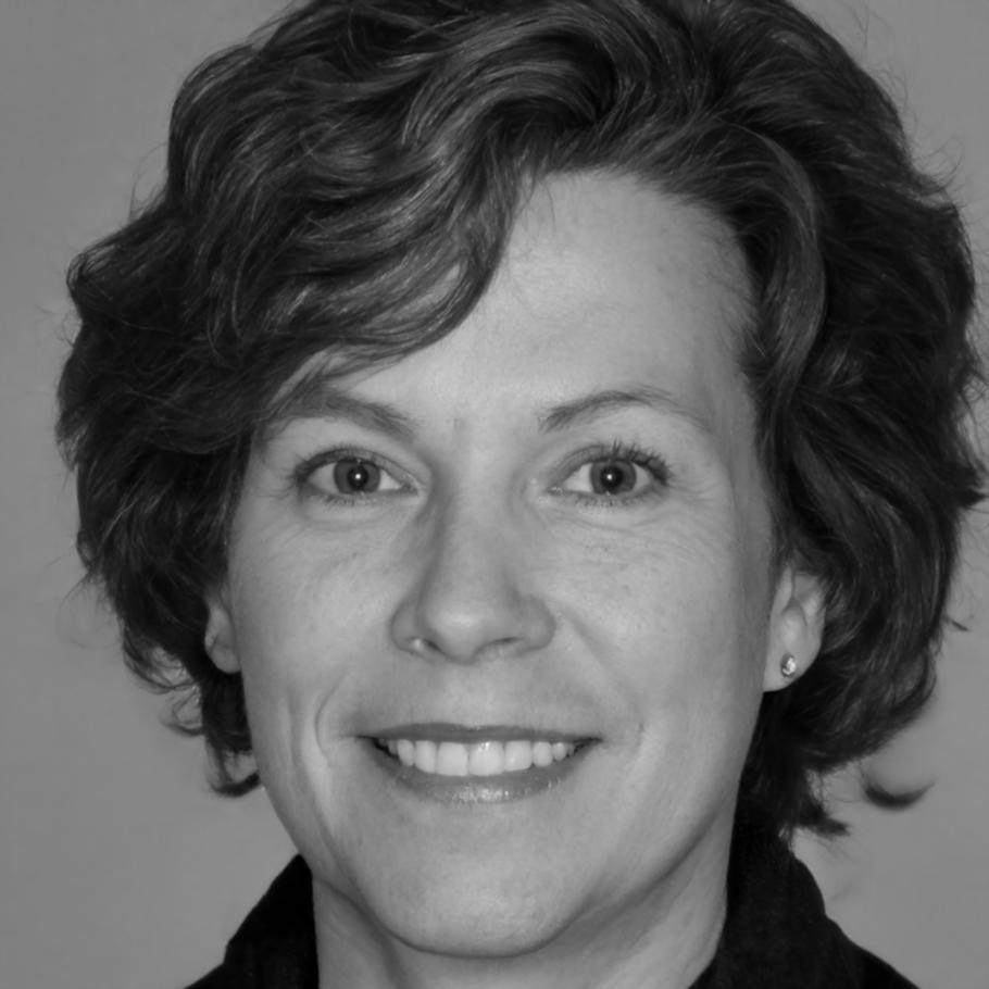 María Elena Torres, Consultora Senior